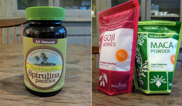 <strong>Munemi meet Anne-Marie Van Dijk </strong>　Anne-Marie’s favorite Supplements and Kitchen favorites　左／「Pure Hawaiian」Spirulina pacifica、右／「NAVITAS」GOJI BERRIES & MACA POWDER
