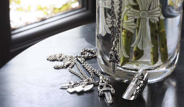 <strong>CHROME HEARTS｜クロムハーツ</strong>　テーブル左／ペンダントトップ8万4000円、ネックチェーン4万6200円、テーブル右／ペンダントトップ9万4500円、ネックチェーン10万9200円