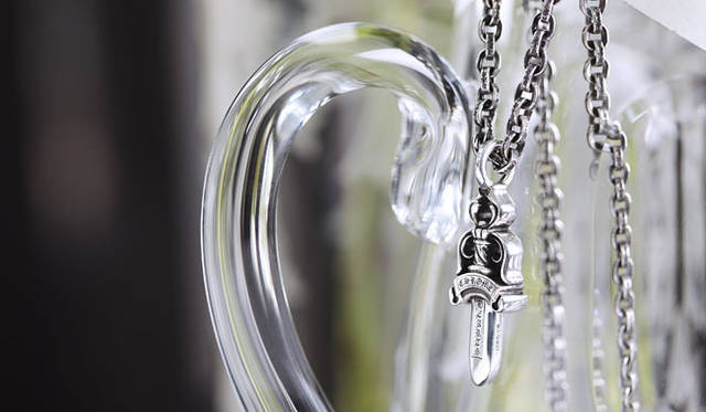 <strong>CHROME HEARTS｜クロムハーツ</strong>　ペンダントトップ4万9350円、ネックチェーン10万9200円