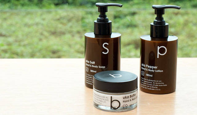 　左奥から時計回りに、ハンド＆ボディソープ「ウカソープ ソルト」3150円（180mL）、ハンド＆ボディローション「ウカローション ペッパー」3990円（180mL）、ハンド＆ボディソープ「ウカバター ハンド＆ネイルクリーム」4725円（50mL） 