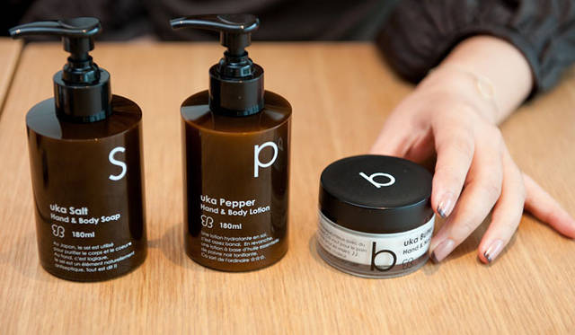 　左から、ハンド＆ボディソープ「ウカソープ ソルト」3150円（180mL）、ハンド＆ボディローション「ウカローション ペッパー」3990円（180mL）、ハンド＆ボディソープ「ウカバター ハンド＆ネイルクリーム」4725円（50mL） 