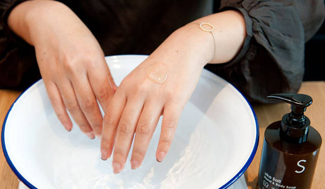 　ウカソープ ソルトを、軽く濡らした手にとる。片手で1プッシュが目安