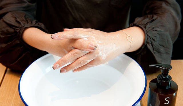 　泡立てたら、塩もみをするようにすみずみまでしっかりマッサージしながら洗浄