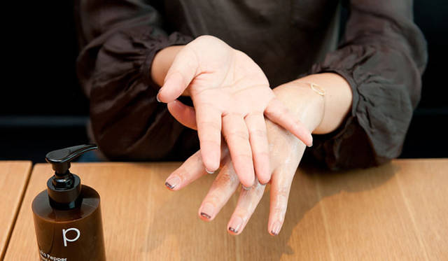 　両手の甲をすり合わせ、最後は甲に残ったクリームを手のひらなどにのばす