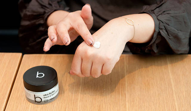 　ウカバター ハンド＆ネイルクリームは、片手で小豆大が目安