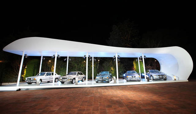 <strong>BMW 3Series｜ビー・エム・ダブリュー 3シリーズ</strong>　ずらりと並んだ歴代の3シリーズ。写真左から、初代 E21型、E30型、E36型、E46型、そして先代E90型。