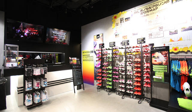 <strong>ランナー必見！　松浦俊夫による「Running Dock」体験レポート</strong>　アディダスが展開するランニング施設「ランベース」。ロッカーやシャワールームはもちろん、タオルやシューズ、ウェアの貸し出しもあるので、手ぶらで来ても大丈夫！　また、ランニング専門スタッフによる各種個別相談サービスやレベルや目的別に選べる各種ランニングイベントの開催もおこなっている。