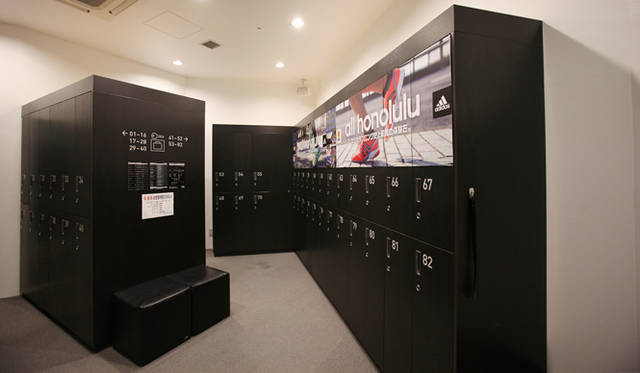 <strong>ランナー必見！　松浦俊夫による「Running Dock」体験レポート</strong>　アディダスが展開するランニング施設「ランベース」。ロッカーやシャワールームはもちろん、タオルやシューズ、ウェアの貸し出しもあるので、手ぶらで来ても大丈夫！　また、ランニング専門スタッフによる各種個別相談サービスやレベルや目的別に選べる各種ランニングイベントの開催もおこなっている。