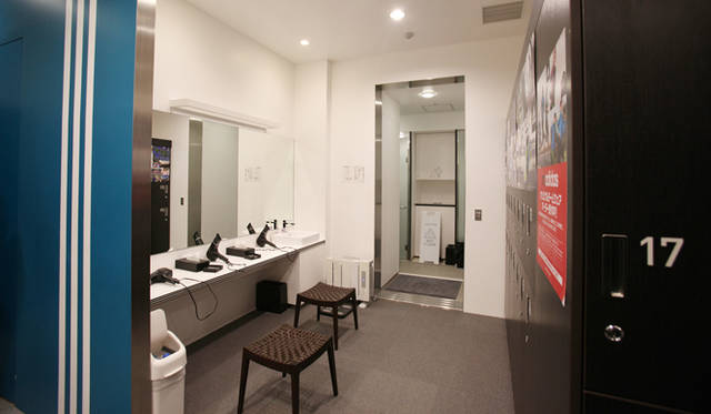 <strong>ランナー必見！　松浦俊夫による「Running Dock」体験レポート</strong>　アディダスが展開するランニング施設「ランベース」。ロッカーやシャワールームはもちろん、タオルやシューズ、ウェアの貸し出しもあるので、手ぶらで来ても大丈夫！　また、ランニング専門スタッフによる各種個別相談サービスやレベルや目的別に選べる各種ランニングイベントの開催もおこなっている。