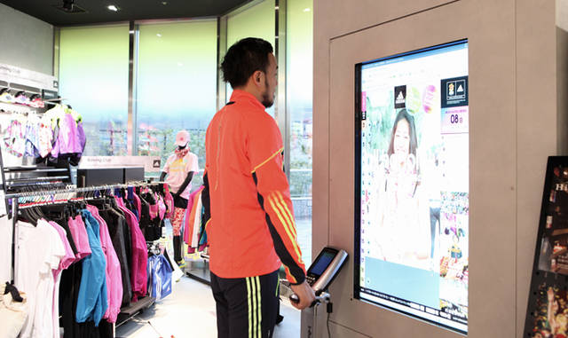 <strong>ランナー必見！　松浦俊夫による「Running Dock」体験レポート</strong>　チェック①：InBodyによる体成分分析<br />身体をスキャンするイメージで、専用の測定器を使用し、体脂肪、筋肉量、水分量など、ランニングをおこなううえで必要となる身体の体内状態をチェックする。年齢、性別を登録し、あとは台の上に立っているだけ。そのまま待つこと2分弱、測定結果はすぐにプリントアウトされ、すべての測定を終えたあと、最後におこなわれるトレーニング指導のさいにそのほかの測定結果とともに詳細な説明を受けることに。