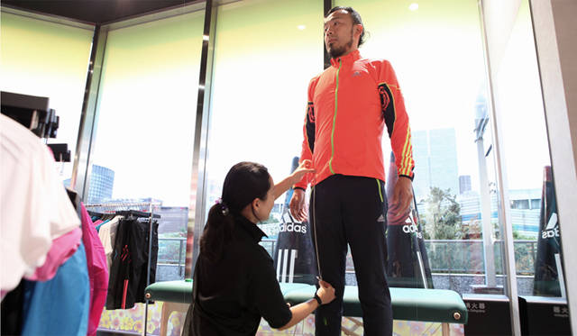 <strong>ランナー必見！　松浦俊夫による「Running Dock」体験レポート</strong>　チェック②：アライメントチェック<br />ランニングにとってもっとも重要な脚の骨格をチェック。膝の角度、脚の長さ、かかとの角度を測定し、最後にO脚やX脚など、脚のカタチをみる。左右差があるアンバランスな状態では、パフォーマンスの向上の妨げになるだけでなく、腰痛や関節痛など、怪我の原因にも。