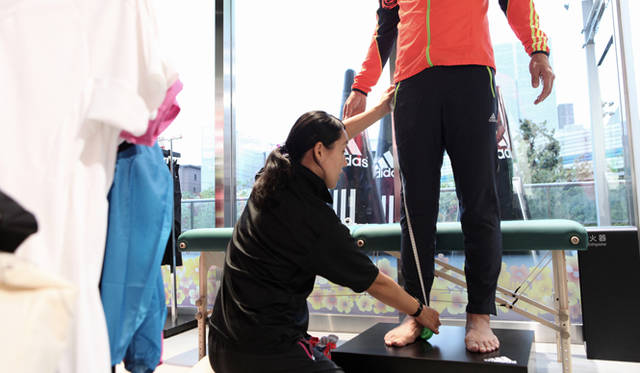 <strong>ランナー必見！　松浦俊夫による「Running Dock」体験レポート</strong>　チェック②：アライメントチェック<br />ランニングにとってもっとも重要な脚の骨格をチェック。膝の角度、脚の長さ、かかとの角度を測定し、最後にO脚やX脚など、脚のカタチをみる。左右差があるアンバランスな状態では、パフォーマンスの向上の妨げになるだけでなく、腰痛や関節痛など、怪我の原因にも。