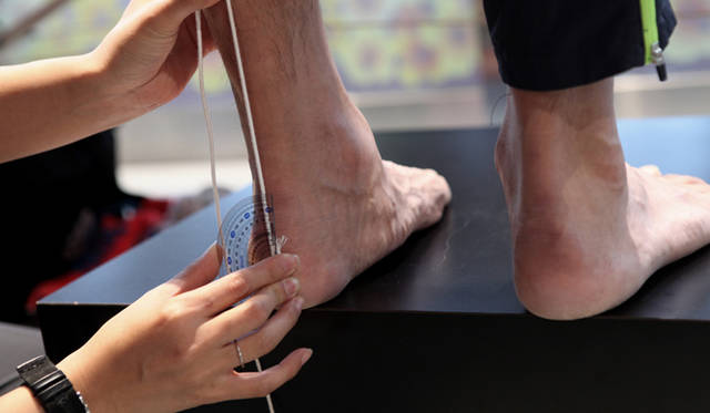 <strong>ランナー必見！　松浦俊夫による「Running Dock」体験レポート</strong>　チェック②：アライメントチェック<br />ランニングにとってもっとも重要な脚の骨格をチェック。膝の角度、脚の長さ、かかとの角度を測定し、最後にO脚やX脚など、脚のカタチをみる。左右差があるアンバランスな状態では、パフォーマンスの向上の妨げになるだけでなく、腰痛や関節痛など、怪我の原因にも。