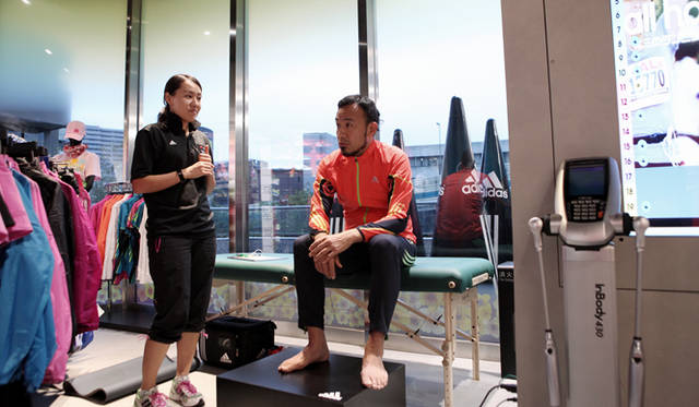 <strong>ランナー必見！　松浦俊夫による「Running Dock」体験レポート</strong>　「たとえば膝の角度が大きすぎる場合、膝に負担がかかる可能性があります。とくに女性に多く見られますね。また、脚の長さに左右差がある場合には、骨盤周りの柔軟性や筋力バランスに問題があるかもしれません。入念なストレッチや筋力をつけて守ってあげるなど、必要なサポートについてアドバイスしていきます。でも、松浦さんは、角度、左右差、問題なし！　すばらしいですね。ただ、ちょっとO脚気味かも。ももの外側の筋肉の張りが原因のようですが、この程度であれば十分ストレッチで改善できます」