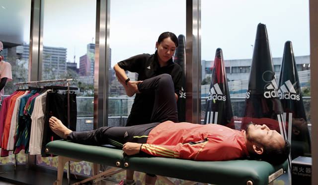 <strong>ランナー必見！　松浦俊夫による「Running Dock」体験レポート</strong>　チェック③：筋の柔軟性<br />ベッドに横になり、太ももの前側、裏側の筋肉、股関節など、おもに下半身の柔軟性についてチェック。基本的なチェック法は全部で4つ。柔軟性のチェックとアライメントチェックをもとに、柔軟性と筋力のバランスや重心の位置、バランス感覚など、それぞれの身体の状態に合わせて追加でチェックをおこなっていく。