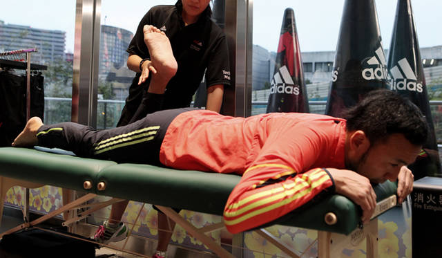 <strong>ランナー必見！　松浦俊夫による「Running Dock」体験レポート</strong>　チェック③：筋の柔軟性<br />ベッドに横になり、太ももの前側、裏側の筋肉、股関節など、おもに下半身の柔軟性についてチェック。基本的なチェック法は全部で4つ。柔軟性のチェックとアライメントチェックをもとに、柔軟性と筋力のバランスや重心の位置、バランス感覚など、それぞれの身体の状態に合わせて追加でチェックをおこなっていく。