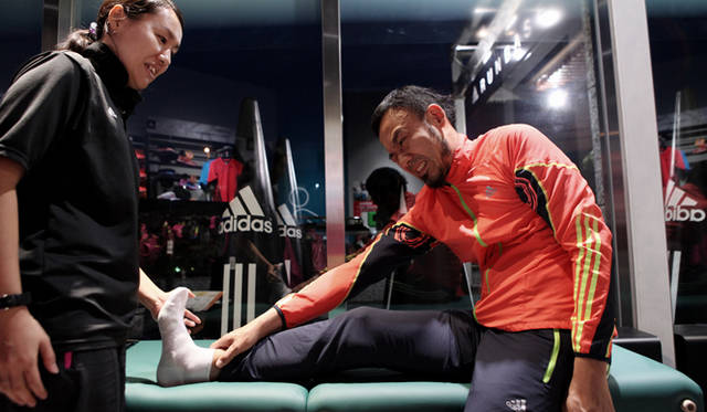 <strong>ランナー必見！　松浦俊夫による「Running Dock」体験レポート</strong>　おもに足の後面のストレッチ<br />ベンチなどに膝を伸ばした状態で足を乗せ、両手でつま先を掴む。難しければ片手でもかまわない。できれば右足なら左手と、乗せた足と逆の手が理想だが、難しいようならおなじ側の手でもいいし、つま先でなく足首でもオッケイ。胸を張り、膝を伸ばすイメージでストレッチ。このとき、つま先を前後左右に振ってみて、痛いと感じる側に足首を倒したままキープしましょう。