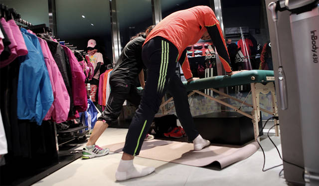 <strong>ランナー必見！　松浦俊夫による「Running Dock」体験レポート</strong>　ふくらはぎのストレッチ<br />壁や手すりなどに掴まって、先ほどベンチに乗せた方の足を後ろに引き、かかとを地面に押しつけるようなイメージでふくらはぎを伸ばします。“かかとを地面に押しつける”というのがポイントです。<br />