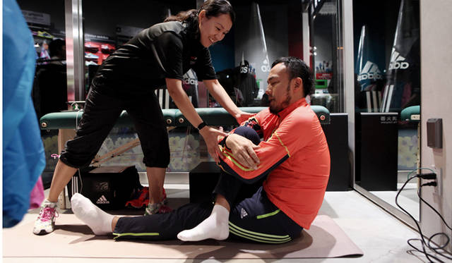 <strong>ランナー必見！　松浦俊夫による「Running Dock」体験レポート</strong>　お尻の筋肉を伸ばす<br />足を伸ばして床に座り、片方の足の膝を立て、伸ばした足とクロスします。膝を立てた足を抱きかかえ、逆側の肩にくっつけるように引きます。