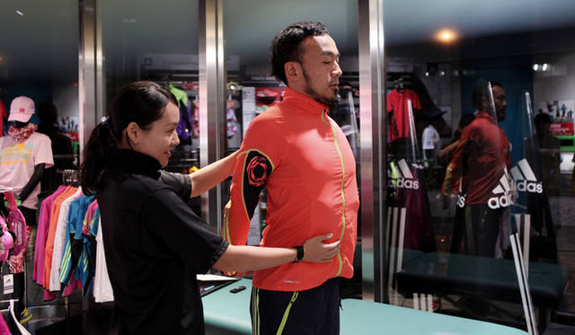 <strong>ランナー必見！　松浦俊夫による「Running Dock」体験レポート</strong>　胸の筋肉を伸ばす<br />まっすぐ立ち、肩甲骨を寄せるイメージで腕を後ろに引きます。お腹にしっかり力を入れ、腰が沿ってしまわないように意識してください。上半身はこのストレッチだけで十分スムーズに腕が引けるようになりますよ。