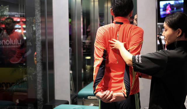 <strong>ランナー必見！　松浦俊夫による「Running Dock」体験レポート</strong>　胸の筋肉を伸ばす<br />まっすぐ立ち、肩甲骨を寄せるイメージで腕を後ろに引きます。お腹にしっかり力を入れ、腰が沿ってしまわないように意識してください。上半身はこのストレッチだけで十分スムーズに腕が引けるようになりますよ。