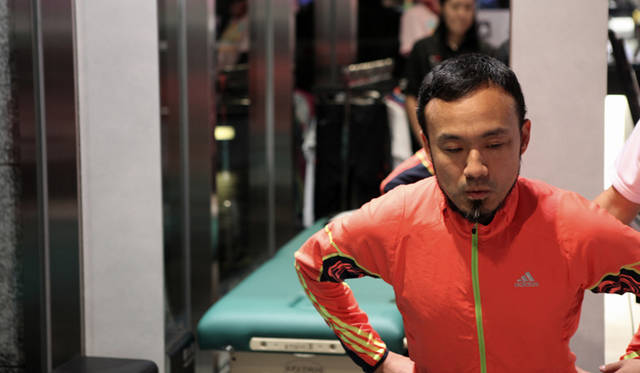 <strong>ランナー必見！　松浦俊夫による「Running Dock」体験レポート</strong>　ウォーミングアップ：スクワット<br />だいたい10回くらいを目安におこなってください。足を開いて、手は腰に。お尻を後ろに引くように膝を曲げていきます。お腹に力を入れ、足の親指にしっかりと力を乗せながらゆっくりと。これにより、お腹に力が入った状態で走りだせますし、蹴りだしもよくなります。ずっと筋肉を使いつづけている状態になるので身体もあたたまりますしね。このあとに縄跳びを取り入れると理想的です。縄跳びの動作を前進させたのがランニングなので、ウォーミングアップに適しているんですよ。