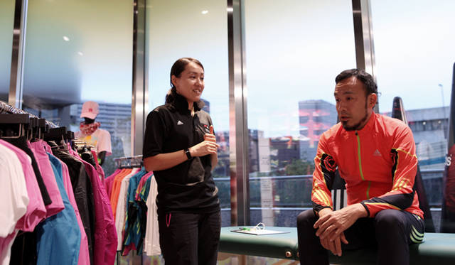 <strong>ランナー必見！　松浦俊夫による「Running Dock」体験レポート</strong>　「欲を言えばもっとたくさんありますけど、やることが増えるとひとつひとつがおろそかになりますので、松浦さんの身体の状態に合わせた“最低限これだけはやってほしい”というものを紹介しました。まずはこのストレッチ、ウォーミングアップをしっかりつづけること。だいたい1ヵ月くらいから変化があらわれてきます。また、走り終えたあとこそ入念に、できる限り時間をかけてストレッチをおこなってください。次の日に疲労を残さないというだけでなく、柔らかい動きができるようになる身体への改善につながります」