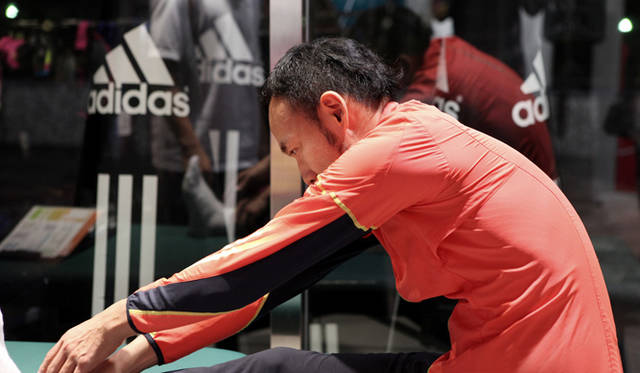 <strong>ランナー必見！　松浦俊夫による「Running Dock」体験レポート</strong>　「ランニングドック」のメニューは以上。所要時間はだいたいひとり1時間ほど。本来はこれらのメニューにシューズ選びのアドバイスなどがふくまれるのだが、松浦さんの場合、フルマラソン完走に向け、オーダーメイドシューズ「マイアディダス」を作ることになったため、今回は測定をはぶかせてもらった。そのもようは次回「マイアディダス制作編」にて紹介する。