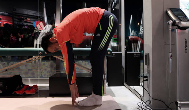 <strong>ランナー必見！　松浦俊夫による「Running Dock」体験レポート</strong>　プロのトレーナーと一緒に皇居を走り、ランニングフォームにかんするアドバイスをもらえる「パーソナルトレーニングプログラム（1時間）」も別途用意されている。せっかくの機会なので、自身のランニングパフォーマンスについて徹底的にチェックしてみるのもいいだろう。