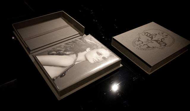 <strong>萩原輝美のファッション・デイズ｜「トーマス ワイルド」デザイナー来日インタビュー</strong>　ブランドがスタートしてから10シーズンを記念して出版された本『Ten Times Rosie』。