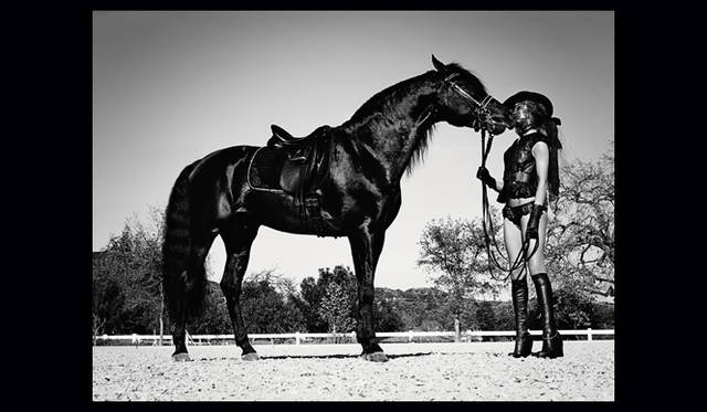 <strong>萩原輝美のファッション・デイズ｜「トーマス ワイルド」デザイナー来日インタビュー</strong>　『Ten Times Rosie』より。