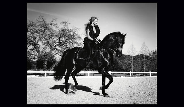 <strong>萩原輝美のファッション・デイズ｜「トーマス ワイルド」デザイナー来日インタビュー</strong>　『Ten Times Rosie』より。