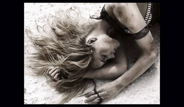 <strong>萩原輝美のファッション・デイズ｜「トーマス ワイルド」デザイナー来日インタビュー</strong>　『Ten Times Rosie』より。