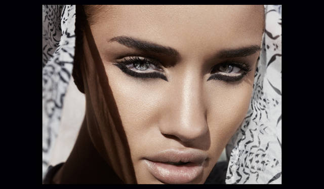 <strong>萩原輝美のファッション・デイズ｜「トーマス ワイルド」デザイナー来日インタビュー</strong>　『Ten Times Rosie』より。