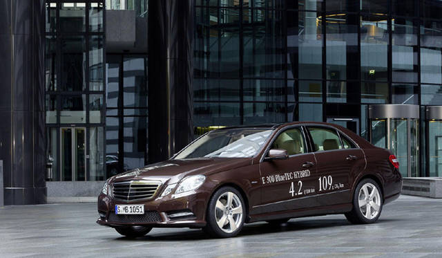 <strong>Mercedes-Benz E300 BlueTEC Hybrid｜メルセデス・ベンツ E300 ブルーテック ハイブリッド</strong>