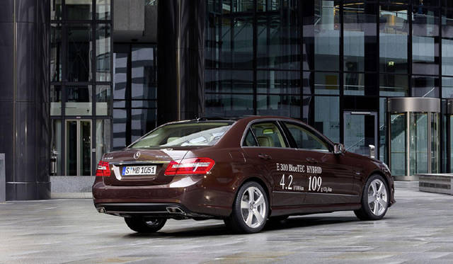 <strong>Mercedes-Benz E300 BlueTEC Hybrid｜メルセデス・ベンツ E300 ブルーテック ハイブリッド</strong>