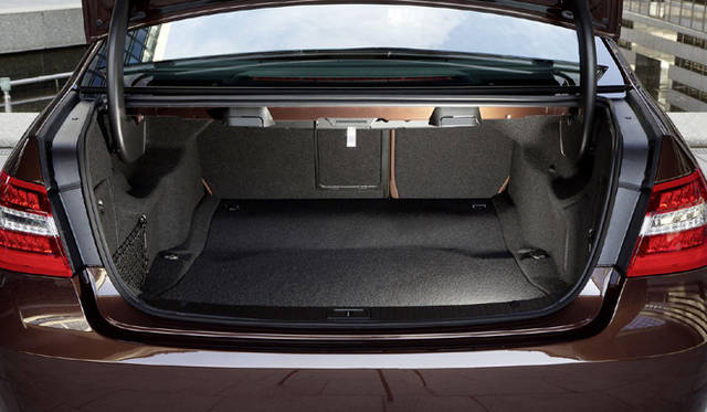 <strong>Mercedes-Benz E300 BlueTEC Hybrid｜メルセデス・ベンツ E300 ブルーテック ハイブリッド</strong>