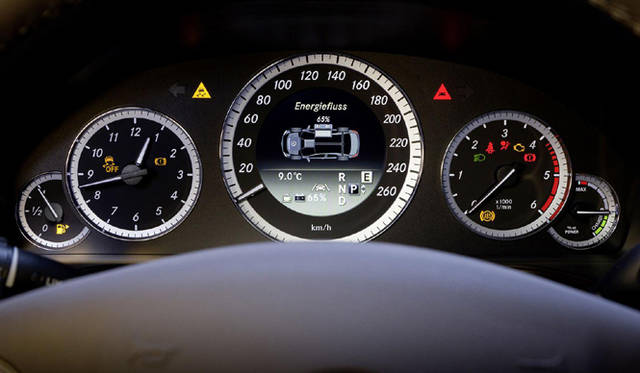 <strong>Mercedes-Benz E300 BlueTEC Hybrid｜メルセデス・ベンツ E300 ブルーテック ハイブリッド</strong>