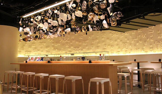 <strong>六本木ヒルズ ウエストウォーク5階『MOTHER’S食堂』</strong>　エントランス バー エリア