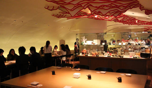 <strong>六本木ヒルズ ウエストウォーク5階『MOTHER’S食堂』</strong>　ダイニング エリア