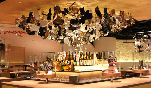 <strong>六本木ヒルズ ウエストウォーク5階『MOTHER’S食堂』</strong>　エントランス バー エリア