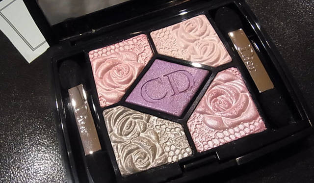 <strong>SAKURA｜第20回 2011-12 SAKURAビューティコレクション!?</strong>　ローズがエンボスされたピンクコスメたち。「ディオール」限定アイシャドウ。