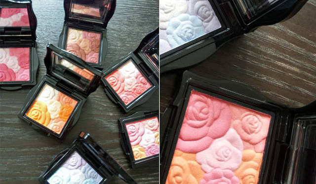 <strong>SAKURA｜第20回 2011-12 SAKURAビューティコレクション!?</strong>　ローズがエンボスされたピンクコスメたち。「アナ スイ」ローズ チーク カラー 2012年1月5日発売（全6種）。