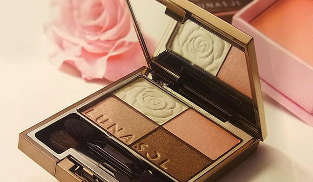 <strong>SAKURA｜第20回 2011-12 SAKURAビューティコレクション!?</strong>　ローズがエンボスされたピンクコスメたち。「ルナソル」2012年1月20日発売「ペタルピュアアイズ」