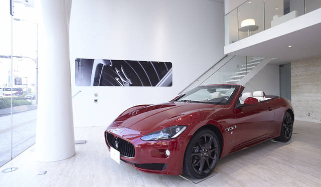 <strong>MASERATI｜マセラティ</strong>　『マセラティ心斎橋』オープン。グランカブリオ スポーツのアンヴェールもおこなわれた