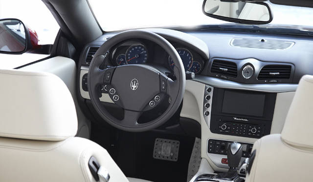 <strong>MASERATI｜マセラティ</strong>　『マセラティ心斎橋』オープン。グランカブリオ スポーツのアンヴェールもおこなわれた