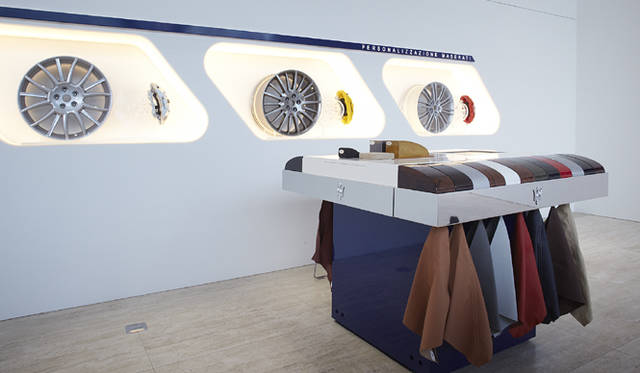 <strong>MASERATI｜マセラティ</strong>　『マセラティ心斎橋』オープン。顧客が好みに応じて自由にセレクトし、自分だけのスペシャルな1台に仕立てることができる、多彩なパーソナリゼーションアイテムを展示した「コンフィギュレーションエリア」