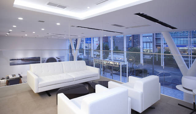 <strong>MASERATI｜マセラティ</strong>　『マセラティ心斎橋』オープン。白を基調としたクリーンな印象のインテリア