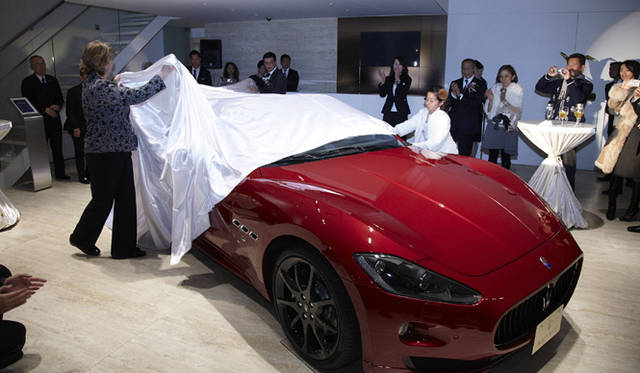 <strong>MASERATI｜マセラティ</strong>　『マセラティ心斎橋』オープン。グランカブリオ スポーツのアンヴェールもおこなわれた