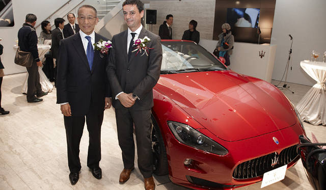 <strong>MASERATI｜マセラティ</strong>　『マセラティ心斎橋』オープン。マセラティ ジャパン社長のファビリッツィオ・カッツォーリ氏（右）と、八光自動車工業代表取締役の池田淳八氏